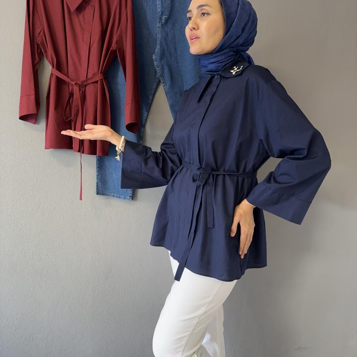 Yandan Düğmeli Broşlu Gömlek